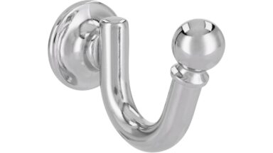 Haken Herten Druckguss chrom glänzend - 31 mm lang  vor weißem Hintergrund