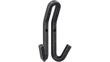 Haken Kirchhundem Druckguss eisenfarbig getrommelt matt - 118 mm lang vor weißem Hintergrund