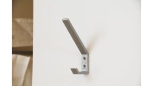 Haken Langenau Kunststoff silbergrau - 134 mm lang  vor weißem Hintergrund