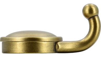 Haken Netphen Druckguss altmessingfarbig brüniert getrommelt - 64 mm lang  vor weißem Hintergrund