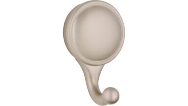 Haken Netphen Druckguss matt vernickelt - 64 mm lang vor weißem Hintergrund