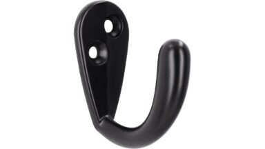 Haken Neukirchen Druckguss schwarz matt pulverbeschichtet - 43 mm lang vor weißem Hintergrund