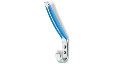 Haken Norden Zinkdruckguß - chrom glänzend, Kunststoff Gummieffekt - brilliantblau - 163 mm lang vor weißem Hintergrund