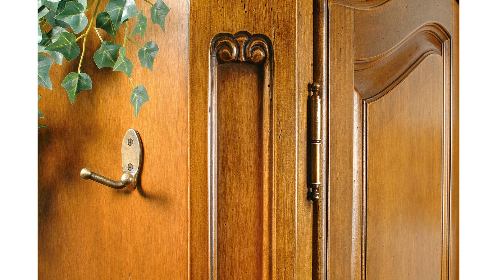 Kleiderhaken-Syke-brueniert-messing-Stahl-Messing-laenge-61-579026-anwendung Haken Syke Stahl altmessingfarbig brüniert getrommelt - 61 mm lang vor weißem Hintergrund