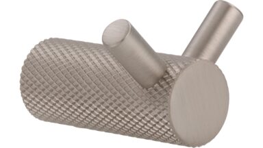 Haken Threesixty Aluminium edelstahleffekt - 26 mm lang vor weißem Hintergrund