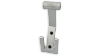 Haken Uetersen Druckguss alufarbig pulverbeschichtet - 138 mm lang vor weißem Hintergrund