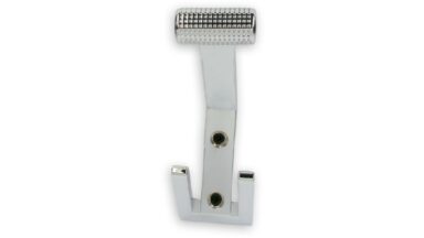 Haken Uetersen Druckguss chrom glänzend - 138 mm lang vor weißem Hintergrund