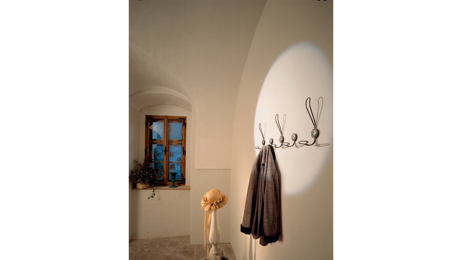 Haken Weyhe Stahl - Druckguss zinnfarbig - 215 mm lang  vor weißem Hintergrund