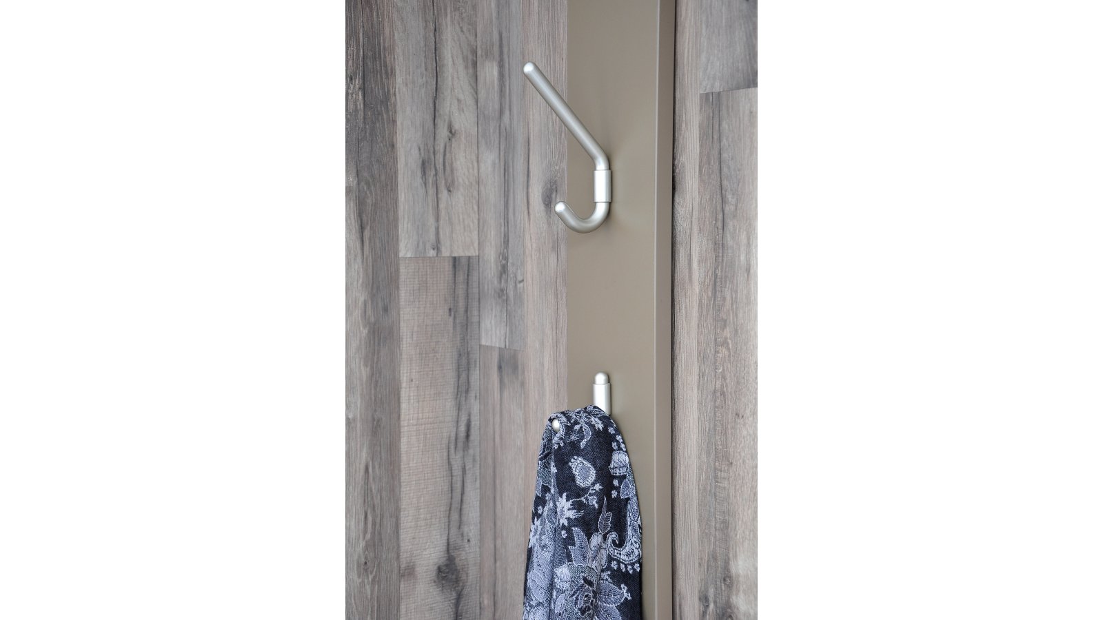 Haken Wolfsburg Kunststoff metallisiert nickel - 160 mm lang  vor weißem Hintergrund