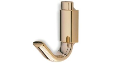 Haken Worms Kunststoff galvanisiert - gold glänzend - 70 mm lang vor weißem Hintergrund