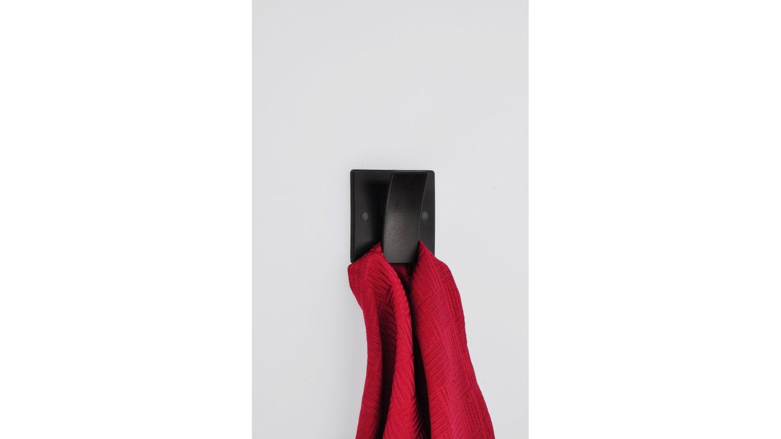 Klemme-Wehrheim-schwarz-Kunststoff-laenge-50-830924-anwendung Klemme Wehrheim Kunststoff, selbstklebend schwarz - 50 mm lang vor weißem Hintergrund