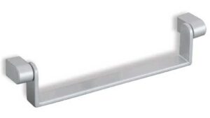 Griff Alfter Druckguss chrom matt - 138 mm lang vor weißem Hintergrund