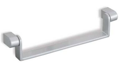 Griff Alfter Druckguss chrom matt - 138 mm lang vor weißem Hintergrund