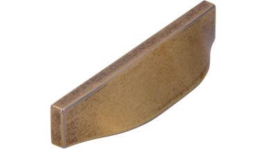 Griff Alsbach Druckguss messingfarbig getrommelt matt - 94 mm lang vor weißem Hintergrund