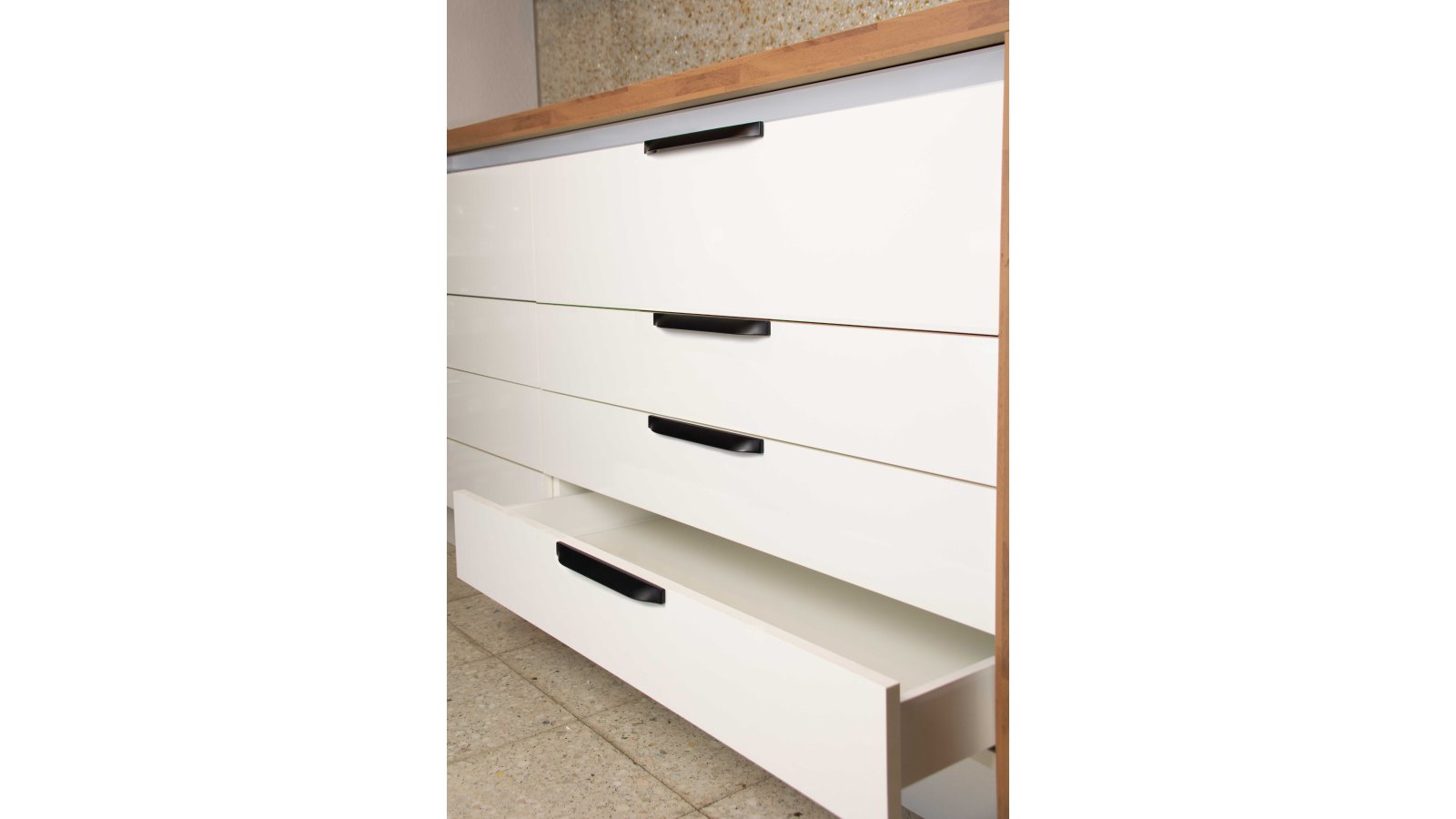 Griff Alsbach Druckguss schwarz matt pulverbeschichtet - 190 mm lang  vor weißem Hintergrund