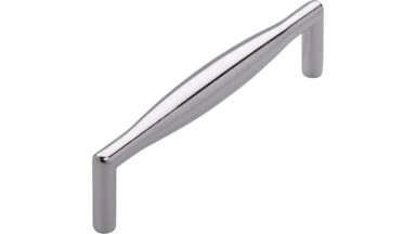Griff Alzey Druckguss chrom glänzend - 136 mm lang vor weißem Hintergrund