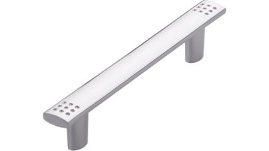 Griff Bad-Honnef Druckguss chrom glänzend - 130 mm lang  vor weißem Hintergrund