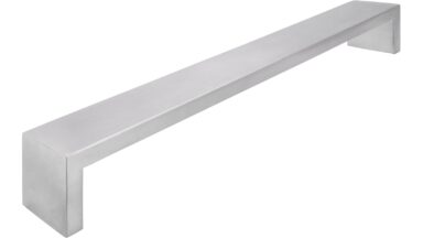 Griff Bad-Münstereifel Edelstahl fein geschliffen - 490 mm lang  vor weißem Hintergrund