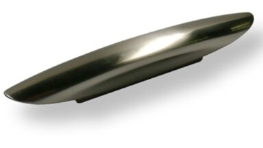 Griff Bad-Salzungen Zinkdruckguß - vernickelt feingeschliffen - 140 mm lang vor weißem Hintergrund