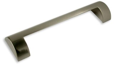 Griff Bad-Soden Druckguss vernickelt feingeschliffen - 180 mm lang vor weißem Hintergrund