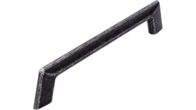 Griff Beelitz Druckguss eisenfarbig getrommelt matt - 190 mm lang  vor weißem Hintergrund