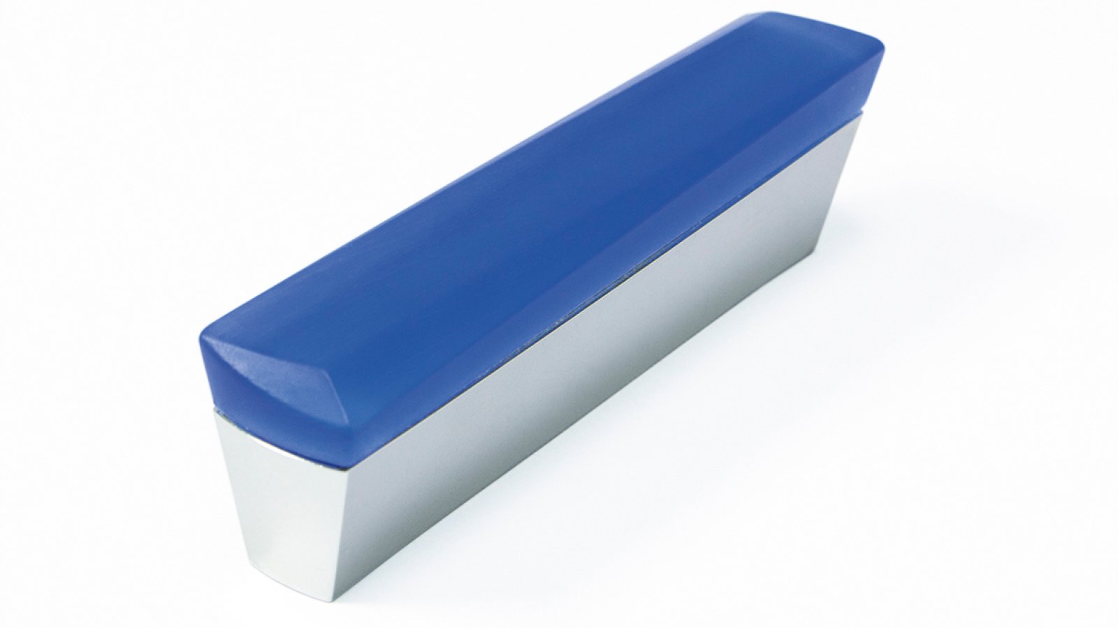 Griff Bockenem Kunststoff metallisiert - chrom, Kunststoff Glaseffekt - dunkelblau - 83 mm lang  vor weißem Hintergrund