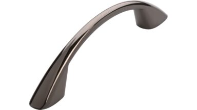Griff Borken Druckguss Schwarz chrom - 133 mm lang vor weißem Hintergrund