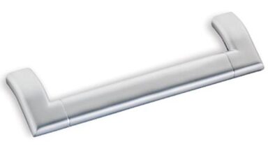 Griff Bremervörde Druckguss chrom matt - 180 mm lang vor weißem Hintergrund