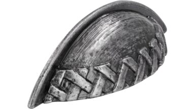 Griff Brilon Druckguss altsilberfarbig - 111 mm lang vor weißem Hintergrund