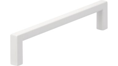 Griff Bruckmühl Druckguss weiß pulverbeschichtet - 136 mm lang vor weißem Hintergrund