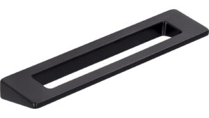 Griff Burgkirchen Druckguss schwarz matt pulverbeschichtet - 118 mm lang  vor weißem Hintergrund