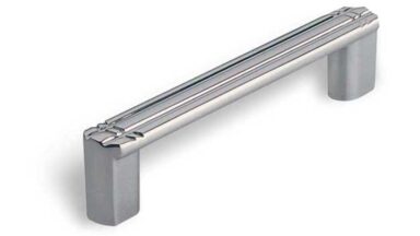 Griff Butzbach Druckguss chrom glänzend - 116 mm lang  vor weißem Hintergrund