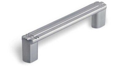 Griff Butzbach Druckguss chrom matt - 116 mm lang  vor weißem Hintergrund