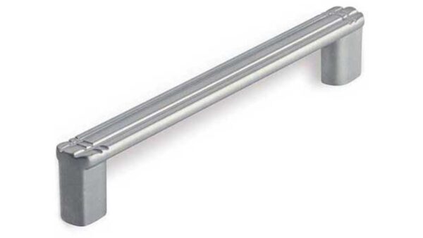 Griff Butzbach Druckguss chrom matt - 148 mm lang vor weißem Hintergrund