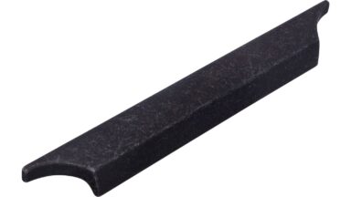 Griff Colditz Druckguss eisenfarbig getrommelt matt - 218 mm lang vor weißem Hintergrund