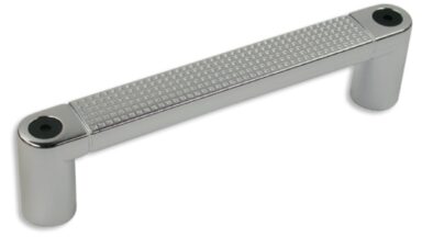Griff Datteln Kunststoff metallisiert - chrom glänzend, Kunststoff - schwarz - 146 mm lang vor weißem Hintergrund