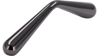 Griff Dreieich Druckguss Schwarz chrom - 71 mm lang vor weißem Hintergrund