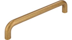 Griff Eckental Stahl altmessingfarbig brüniert getrommelt - 138 mm lang  vor weißem Hintergrund