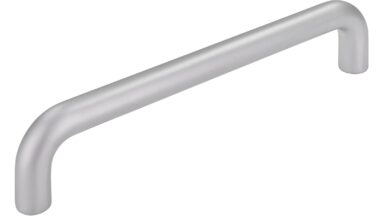 Griff Eckental Stahl chrom matt - 138 mm lang vor weißem Hintergrund