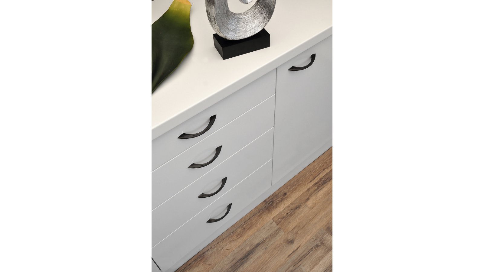 Griff Flensburg Kunststoff schwarz-braun - 134 mm lang  vor weißem Hintergrund