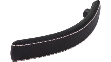 Griff Flöha Kunstleder - Kunststoff schwarz - 138 mm lang  vor weißem Hintergrund