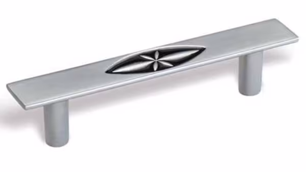 Griff Forst Druckguss chrom matt schwarz - 134 mm lang  vor weißem Hintergrund