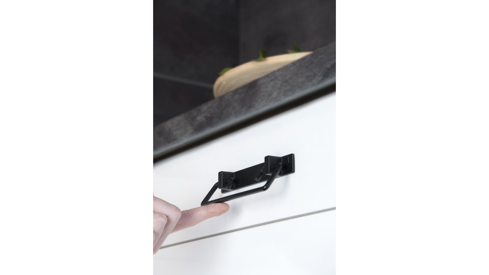 Griff Fürstenau Druckguss schwarz matt pulverbeschichtet - 146 mm lang  vor weißem Hintergrund