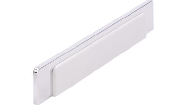 Griff Gärtringen Kunststoff glasiert weiß hochglanz metallisiert chrom glänzend - 150 mm lang  vor weißem Hintergrund