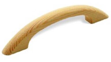 Griff Gaildorf Holz kiefer natur lackiert - 133 mm lang vor weißem Hintergrund