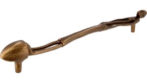 Griff Gauting Druckguss altmessingfarbig brüniert getrommelt - 335 mm lang  vor weißem Hintergrund