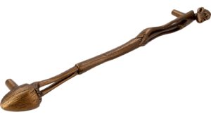 Griff Gauting Druckguss altmessingfarbig brüniert getrommelt - 335 mm lang  vor weißem Hintergrund