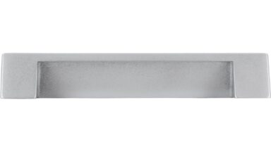 Griff Gelnhausen Druckguss alufarbig pulverbeschichtet - 110 mm lang  vor weißem Hintergrund