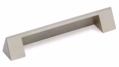 Griff Gelnhausen Druckguss matt vernickelt - 110 mm lang vor weißem Hintergrund