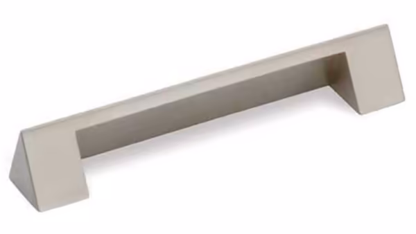 Griff Gelnhausen Druckguss matt vernickelt - 110 mm lang vor weißem Hintergrund
